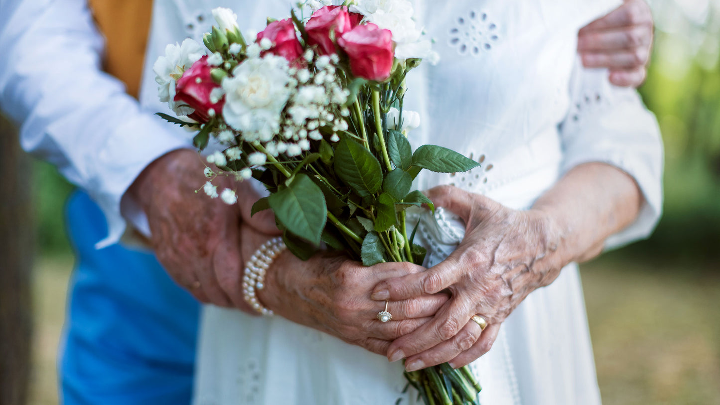 Blumenstrauss in Händen der Braut
