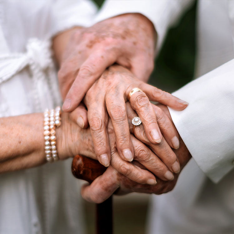 Eheringe an Brautpaar zur Eisernen Hochzeit