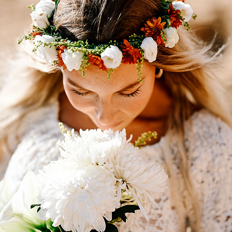 Braut mit Blumenkranz und Brautstrauß, genießt den Moment bei freier Trauung in Portugal