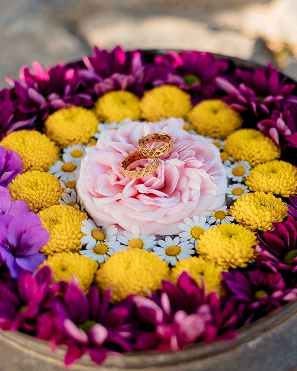Freie Trauung Deko: bunte Blumenschale mit Ringen, gestaltet aus Rosen, Chrysanthemen und Gänseblümchen