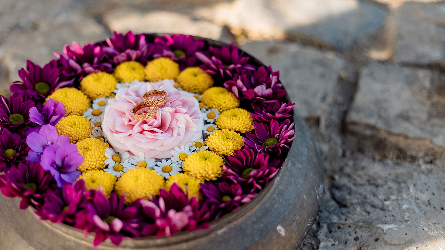 Freie Trauung Deko: bunte Blumenschale mit Ringen, gestaltet aus Rosen, Chrysanthemen und Gänseblümchen