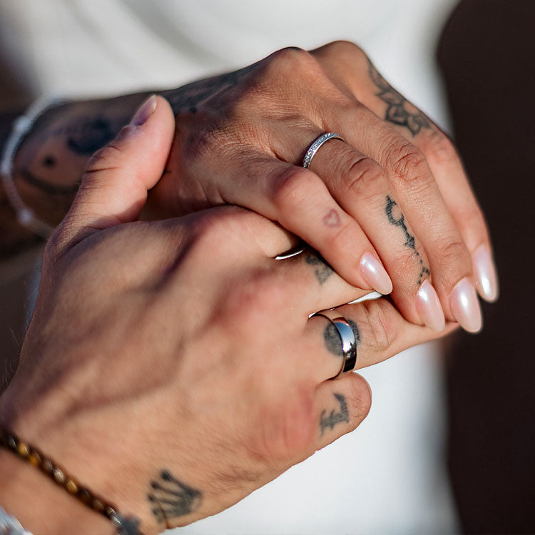 Detailaufnahme vom Ringtausch bei einer freien Trauung in Portugal, Braut und Bräutigam halten sich die Hände