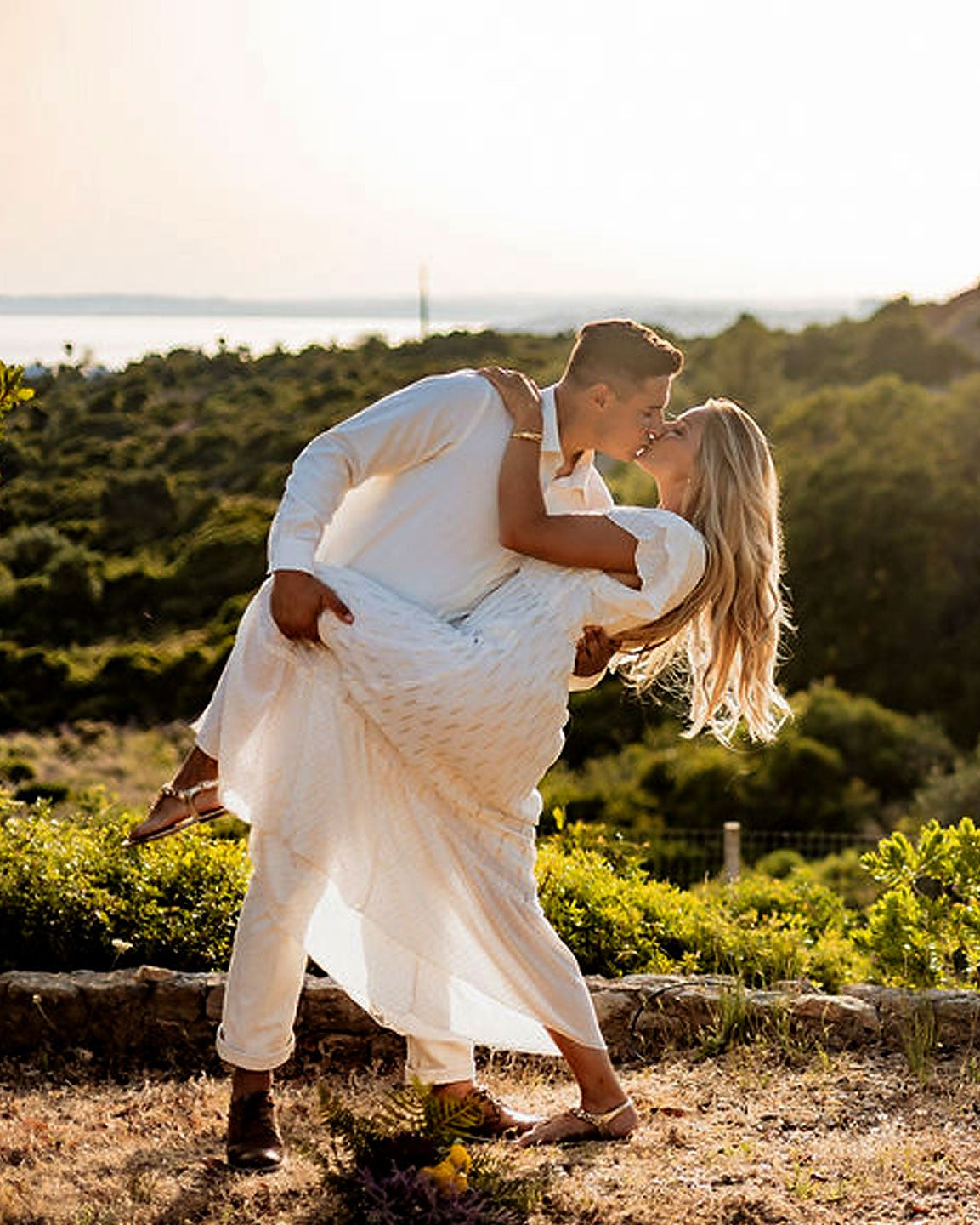 Brautpaar beim Kuss in der Abendsonne, romantische freie Trauung in Portugal