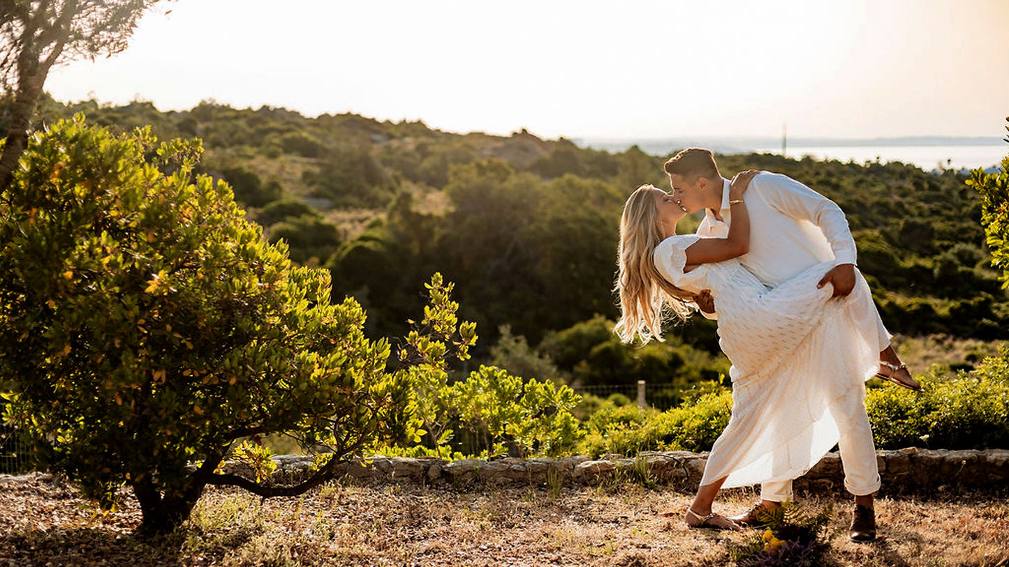 Brautpaar beim Kuss in der Abendsonne, romantische freie Trauung in Portugal