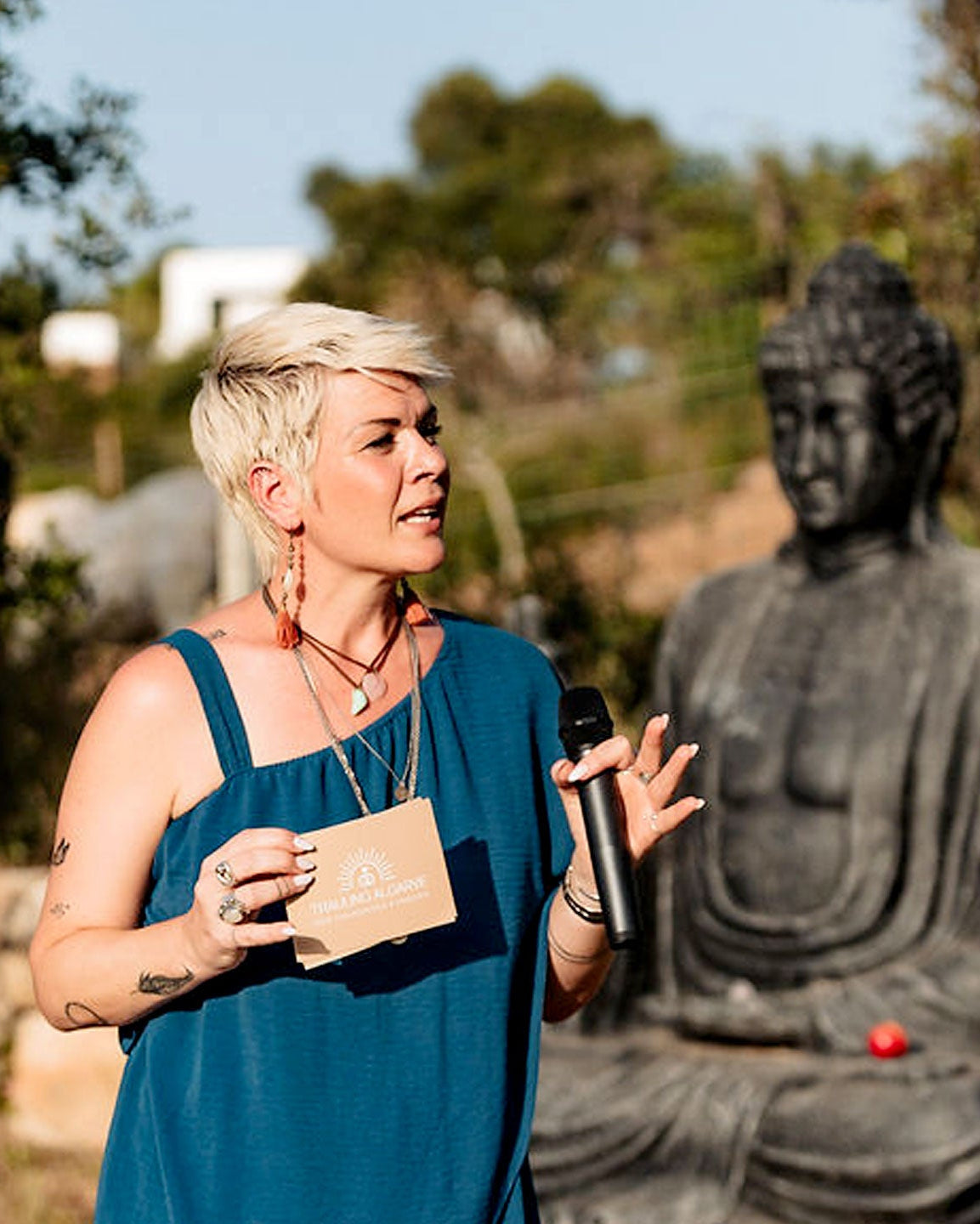 Susy Stocky als freie Traurednerin in Portugal, Rede während einer Hochzeit mit Buddha-Statue im Hintergrund