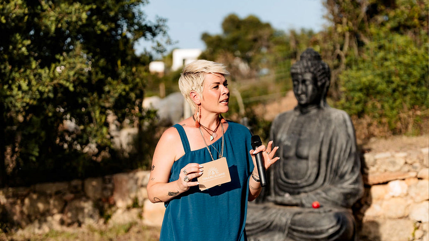 Susy Stocky als freie Traurednerin in Portugal, Rede während einer Hochzeit mit Buddha-Statue im Hintergrund