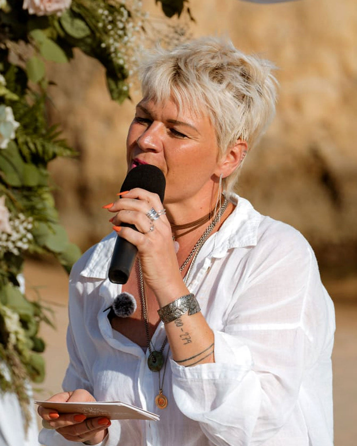 Susy Stocky begleitet als freie Traurednerin eine Hochzeit am Strand der Algarve mit persönlicher Rede