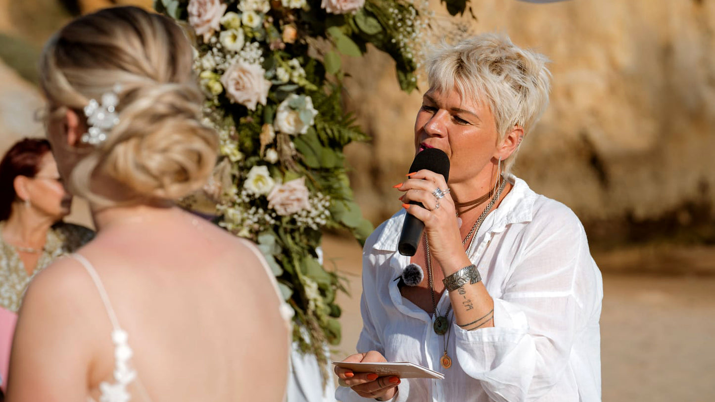 Susy Stocky begleitet als freie Traurednerin eine Hochzeit am Strand der Algarve mit persönlicher Rede