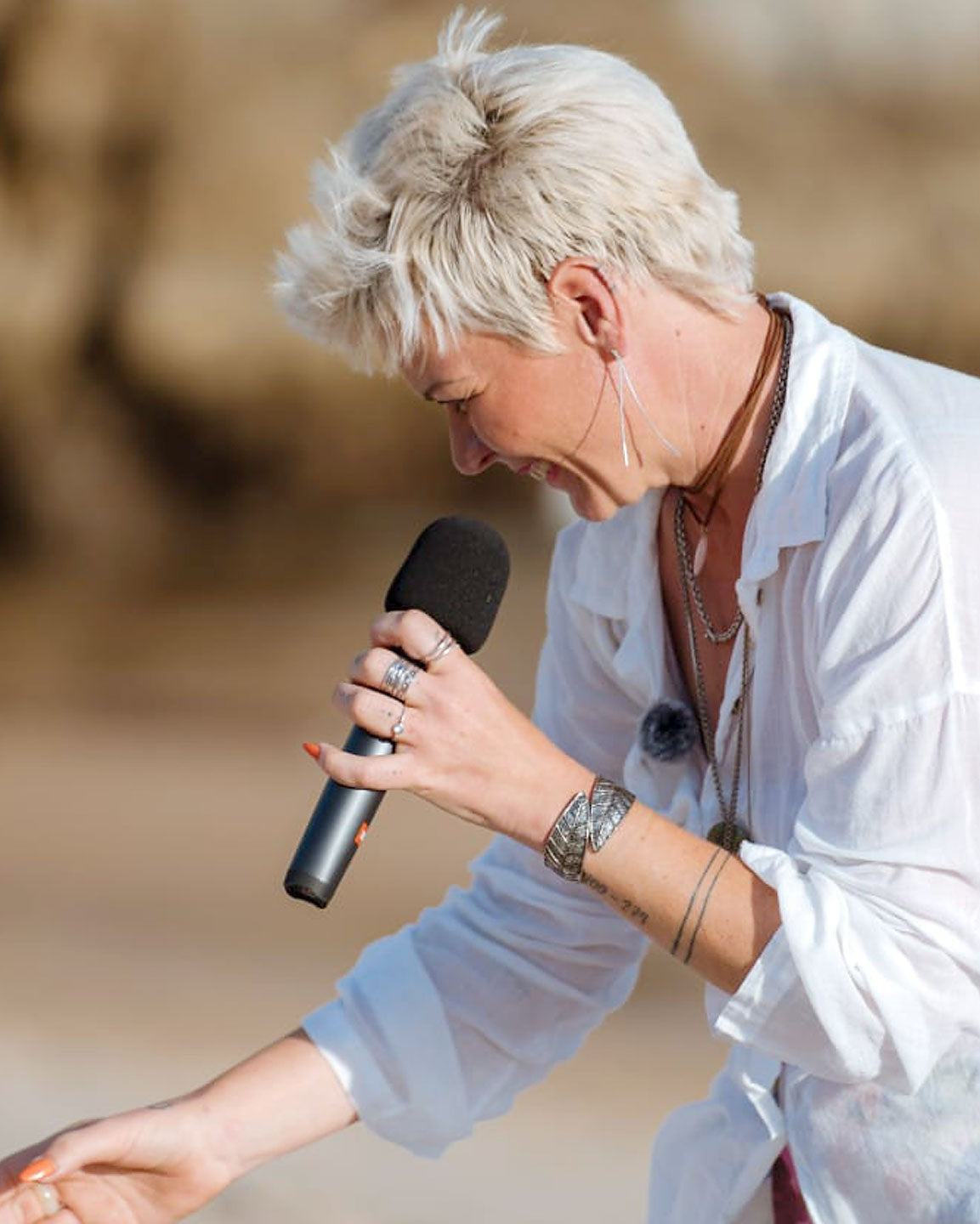 Susy Stocky singt Hochzeitslieder bei einer freien Trauung am Strand der Algarve, Blumendeko im Hintergrund