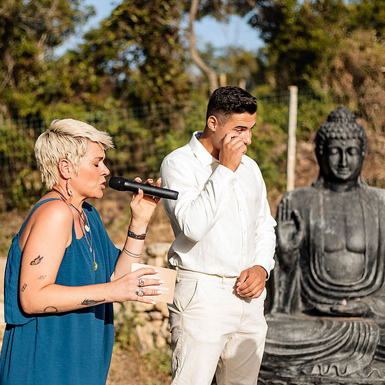 Susy Stocky singt bei einer freien Trauung in Portugal, Bräutigam wischt sich gerührt eine Träne ab neben Buddha-Statue