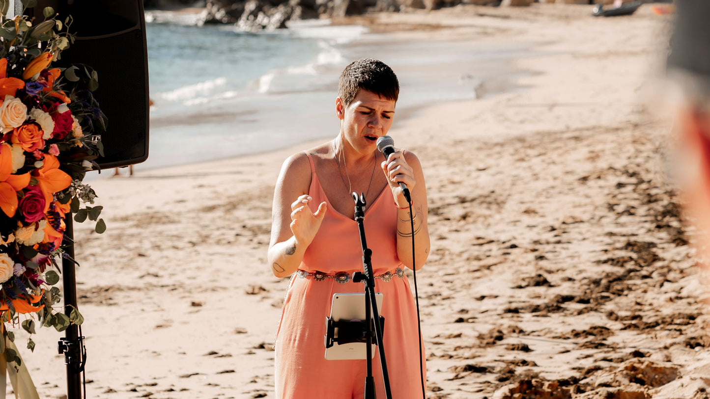 Hochzeitssängerin singt bei freier Trauung am Strand der Algarve vor Blumendeko