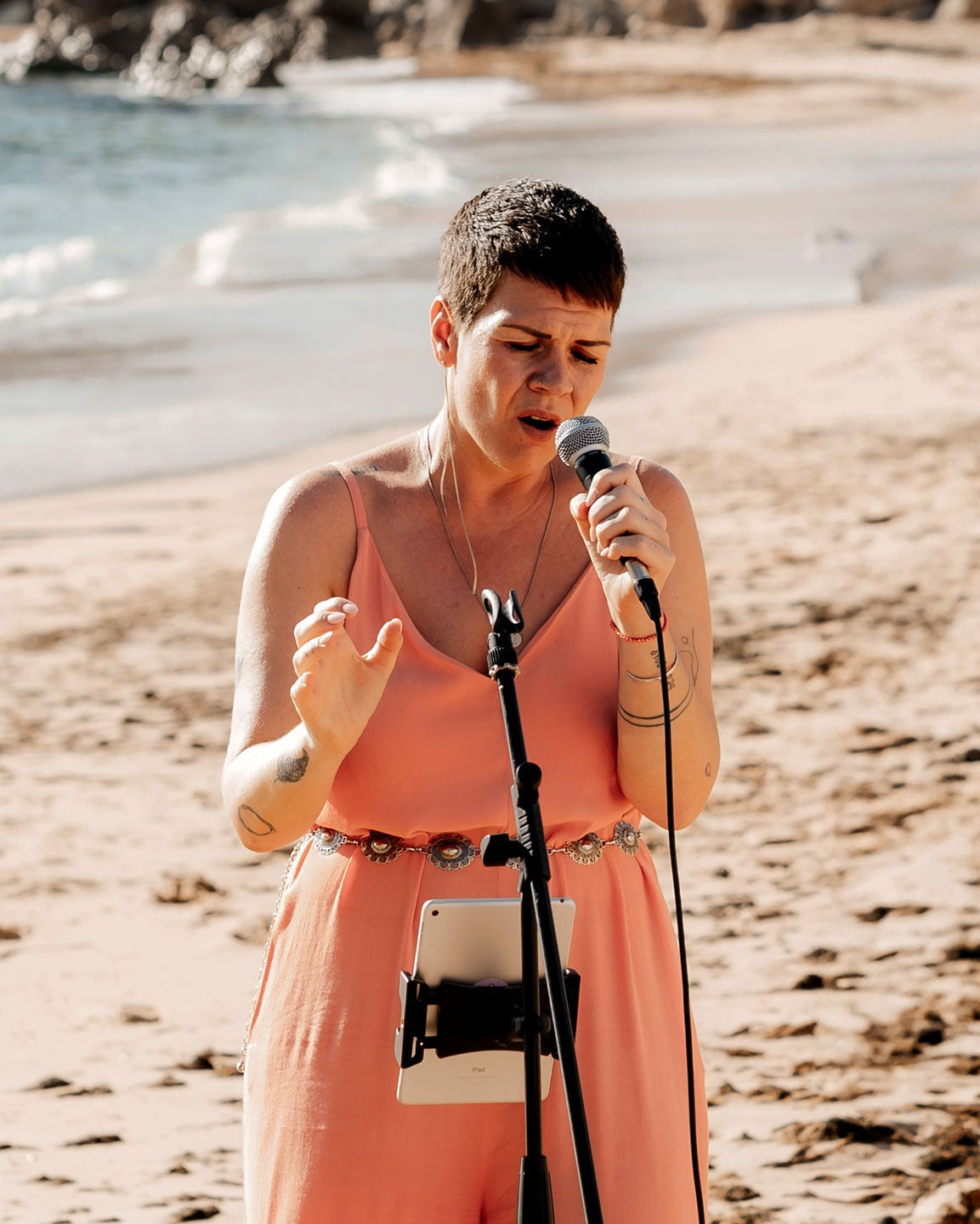 Hochzeitssängerin singt bei freier Trauung am Strand der Algarve vor Blumendeko