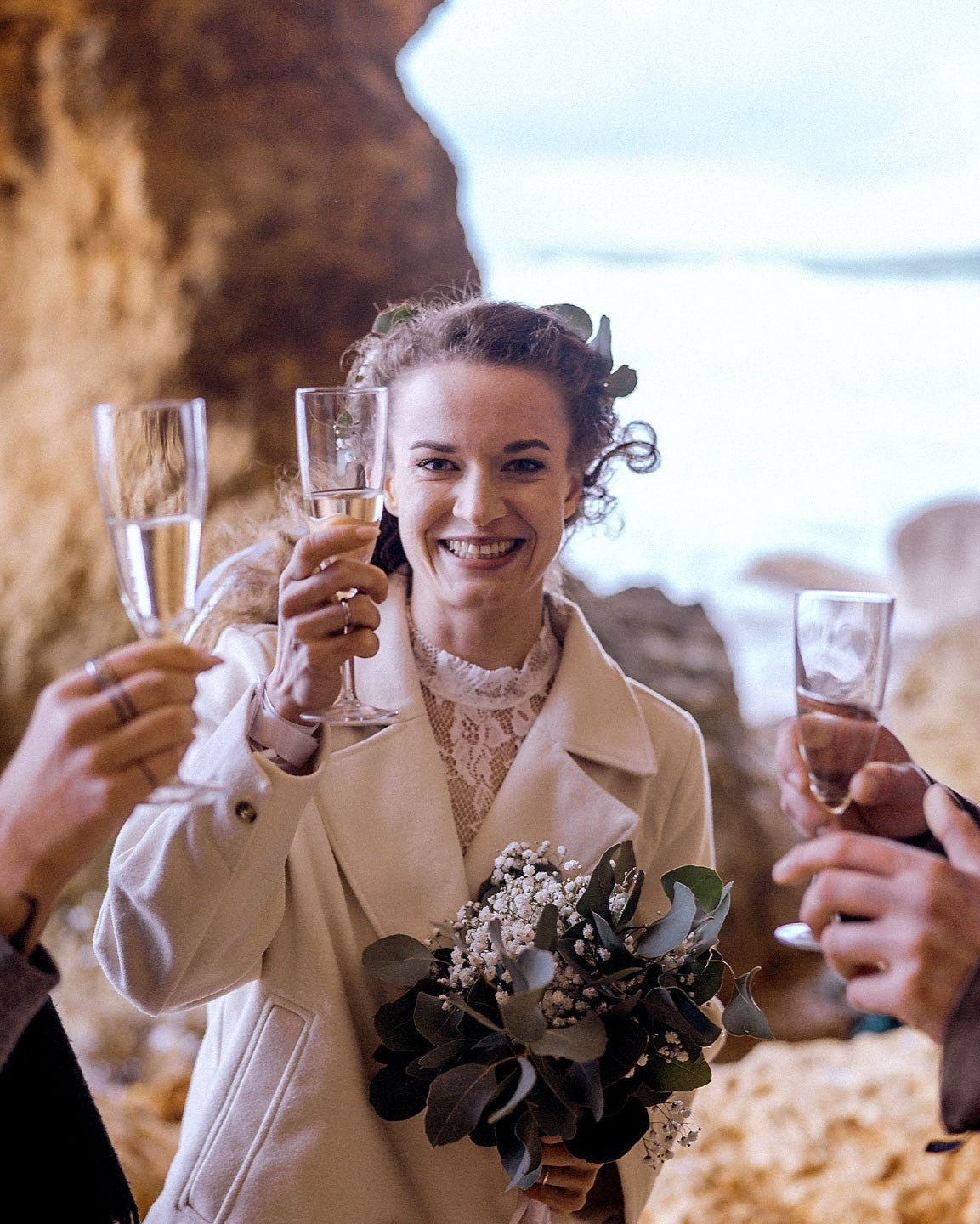 Brautpaar stößt mit Traurednerin beim Sektempfang nach der freien Trauung in Portugal an