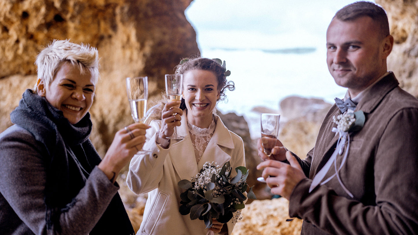 Brautpaar stößt mit Traurednerin beim Sektempfang nach der freien Trauung in Portugal an