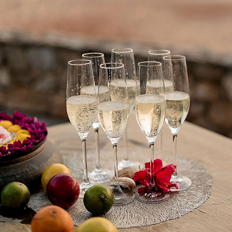 Sektempfang bei freier Trauung in der Algarve mit Champagnergläsern, Früchten und Blumendeko