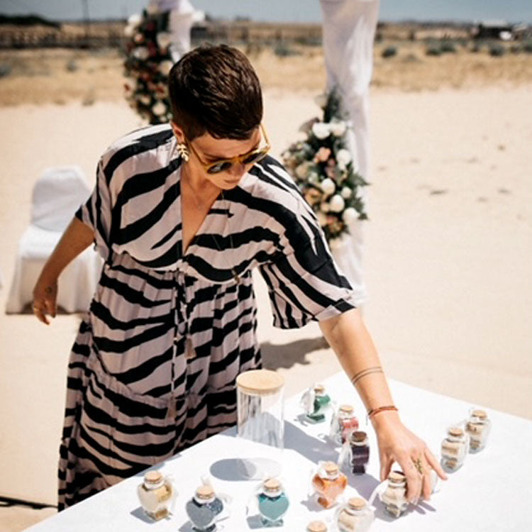 Vorbereitung einer freien Trauung am Strand der Algarve mit Sandritual und dekorierten Gläsern