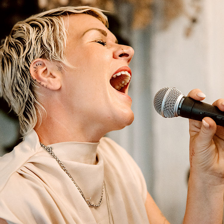 Susy Stocky singt live als Hochzeitssängerin bei einer freien Trauung in Portugal