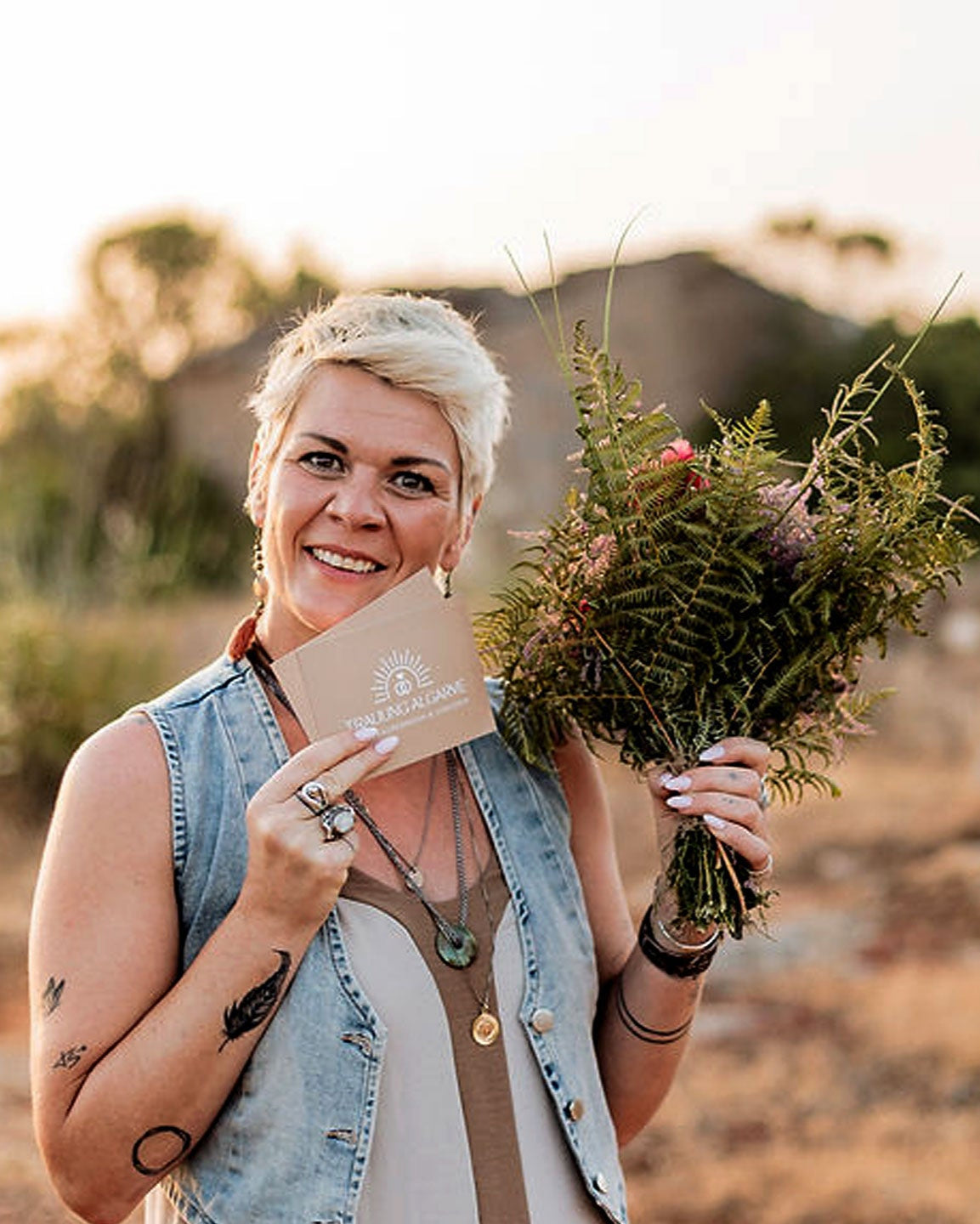 Susy Stocky – freie Traurednerin und Sängerin in Portugal, mit Blumenstrauß in der Algarve