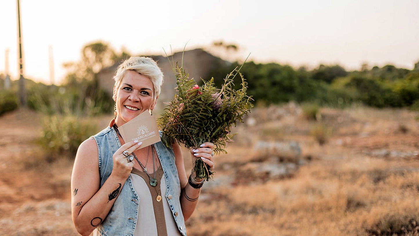 Susy Stocky – freie Traurednerin und Sängerin in Portugal, mit Blumenstrauß in der Algarve
